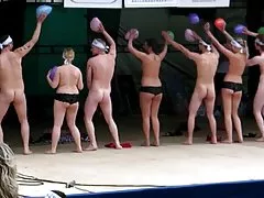 Stepdad的小妓女在按摩浴缸
